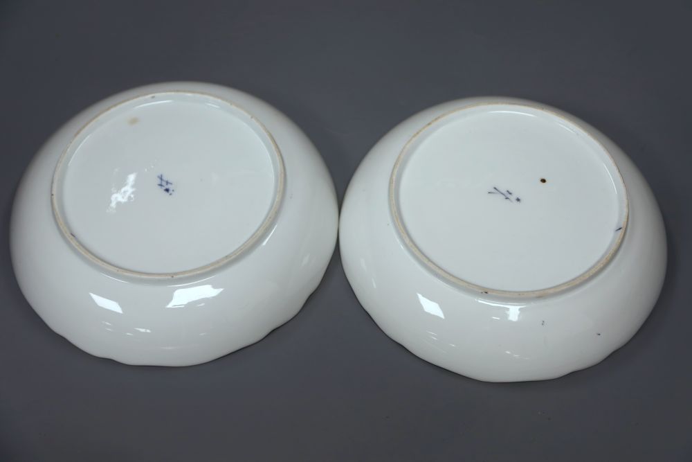 A pair of Meissen dishes with figurative landscape scenes, diameter 20cm